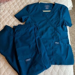 Cherokee Workwear Revolution Women’s Scrub Set